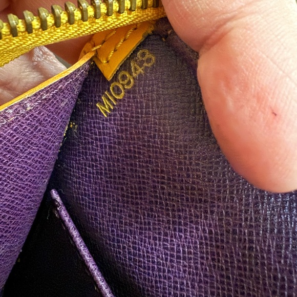 LOUIS VUITTON SAC TRIANGLE EPI - Picture 2 of 16